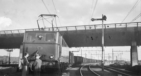 160932 Afbeelding van de electrische locomotief nr. 6000 van de L.N.E.R. (gehuurd door de N.S.) met een kolentrein op ...
